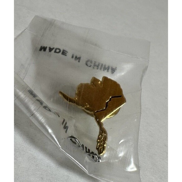 Gold Tone Alaska State Shape Lapel Hat Pin Pinback - Picture 4 of 5